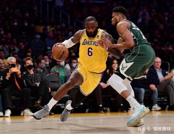 开云体育中国-雄鹿险胜山东队，浓眉哥点燃赛场